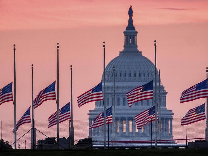 US-Flaggen wehen vor dem Kapitol in Washington auf halbmast.