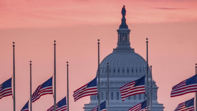 US-Flaggen wehen vor dem Kapitol in Washington auf halbmast. US-Flaggen wehen vor dem Kapitol in Washington auf halbmast.