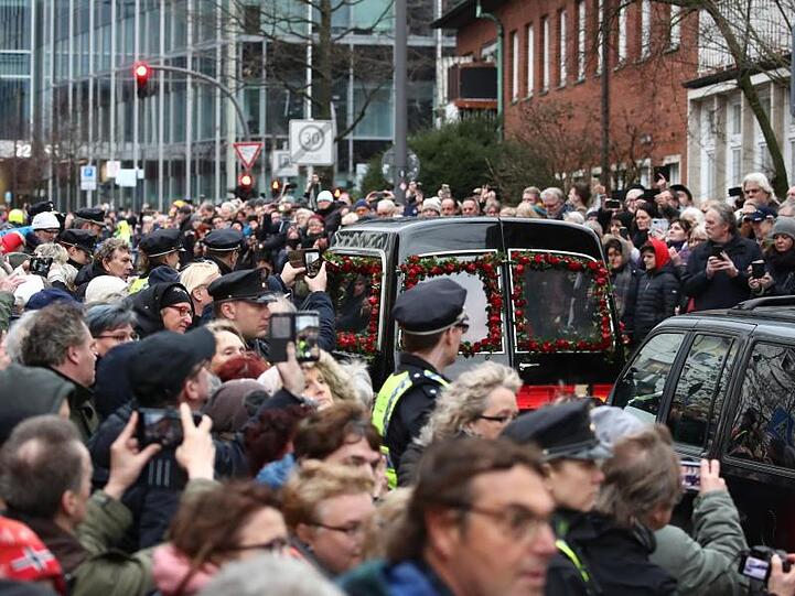 Nach der Trauerfeier für Jan Fedder: Noch einmal durch sein geliebtes Hamburg.