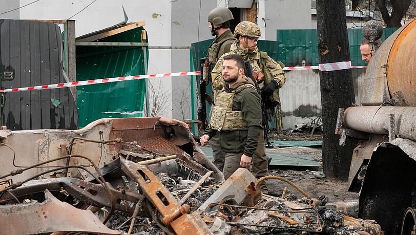 Wolodymyr Selenskyj besucht die zerstörte Stadt Butscha in der Nähe von Kiew.