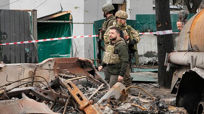 Wolodymyr Selenskyj besucht die zerstörte Stadt Butscha in der Nähe von Kiew.