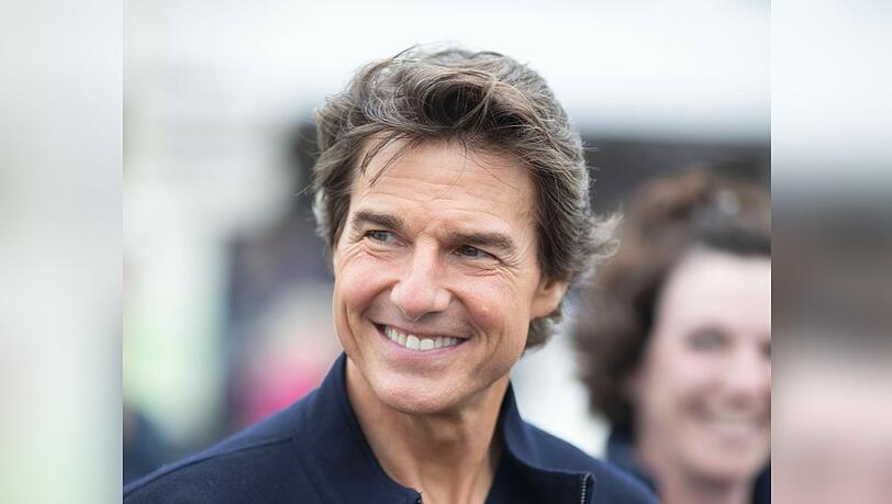 Tom Cruise strahlt auf dem Weg zur Queen.