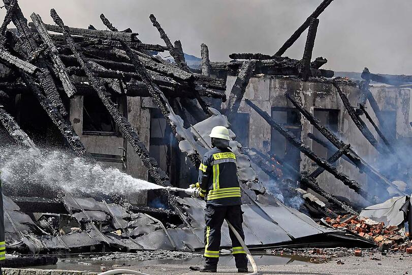 Ein aufgrund der starken Rauchentwicklung kilometerweit sichtbares Großfeuer auf einem Bauernhof in Freising hat zur teilweisen Einstellung des Flugverkehrs am Münchner Flughafen geführt.