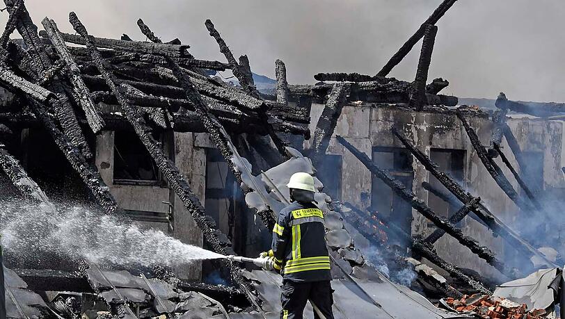 Ein aufgrund der starken Rauchentwicklung kilometerweit sichtbares Großfeuer auf einem Bauernhof in Freising hat zur teilweisen Einstellung des Flugverkehrs am Münchner Flughafen geführt.