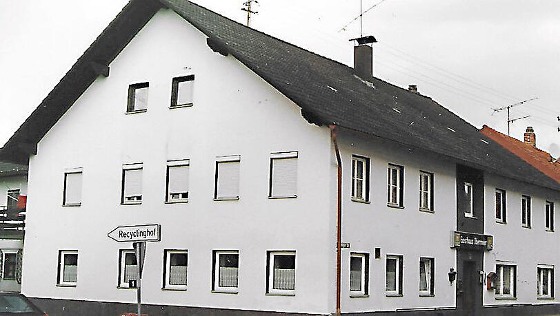 Das Obermeier-Wirtshaus steht mitten im Dorf. Seit 54 Jahren bedient Wirtin Rita darin ihre Gäste.