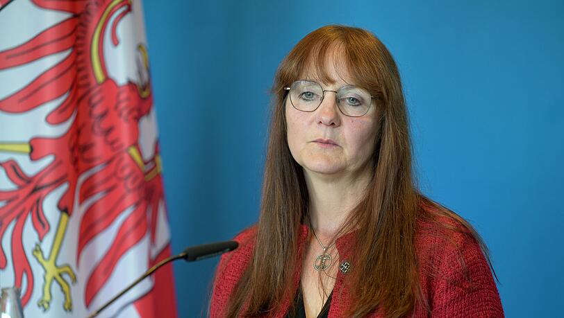 Die SPD-Politikerin Katrin Lange gibt nach tagelangem Streit um die Entlassung des Verfassungsschutzchefs in Brandenburg ihr Amt als Innenministerin auf.