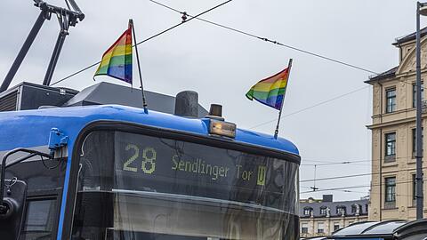 Während der Pride Weeks werden Busse und Trams der MVG mit Regenbogenfahnen geschmückt.