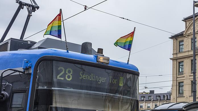 Während der Pride Weeks werden Busse und Trams der MVG mit Regenbogenfahnen geschmückt.