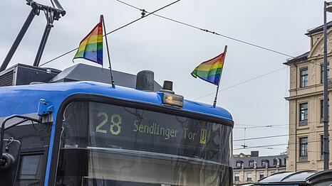 Während der Pride Weeks werden Busse und Trams der MVG mit Regenbogenfahnen geschmückt.