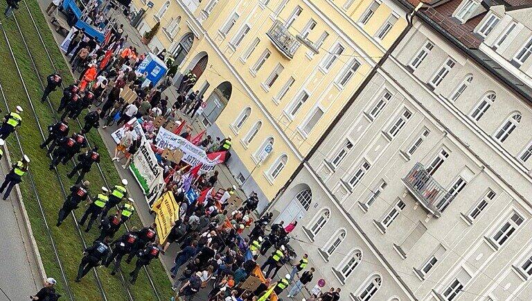 Aktivisten bei der Laufdemo am Samstagnachmittag auf dem Weg zurück ins Protest-Camp im Luitpoldpark. Aktivisten bei der Laufdemo am Samstagnachmittag auf dem Weg zurück ins Protest-Camp im Luitpoldpark.
