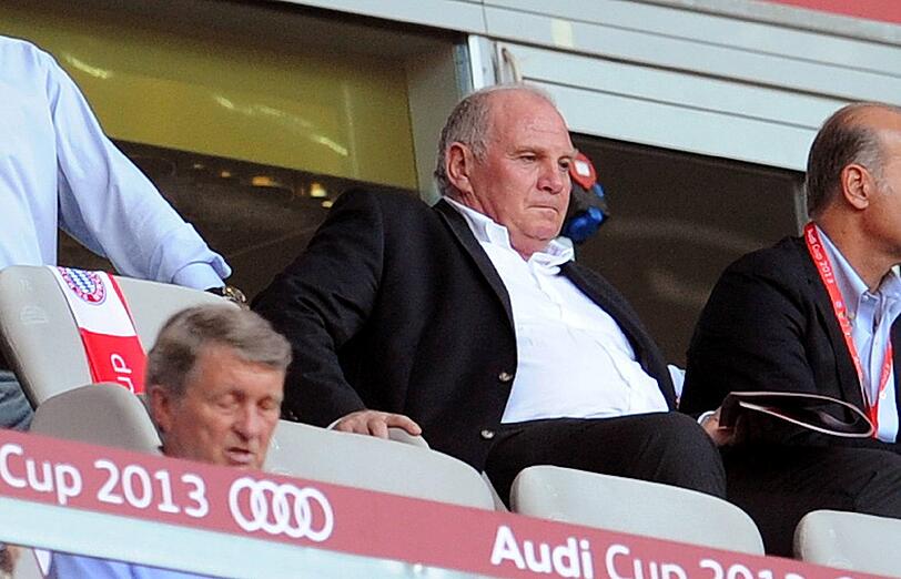 Einigermaßen entspannt auf der Tribüne: Bayern&ndash;Präsident Uli Hoeneß am Mittwochabend beim Audi-Cup in Fröttmaning.