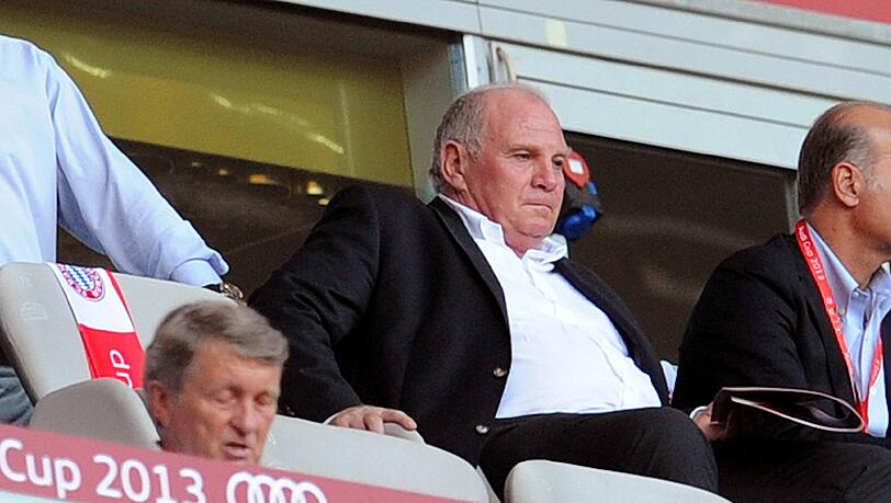 Einigermaßen entspannt auf der Tribüne: Bayern–Präsident Uli Hoeneß am Mittwochabend beim Audi-Cup in Fröttmaning. Einigermaßen entspannt auf der Tribüne: Bayern–Präsident Uli Hoeneß am Mittwochabend beim Audi-Cup in Fröttmaning.