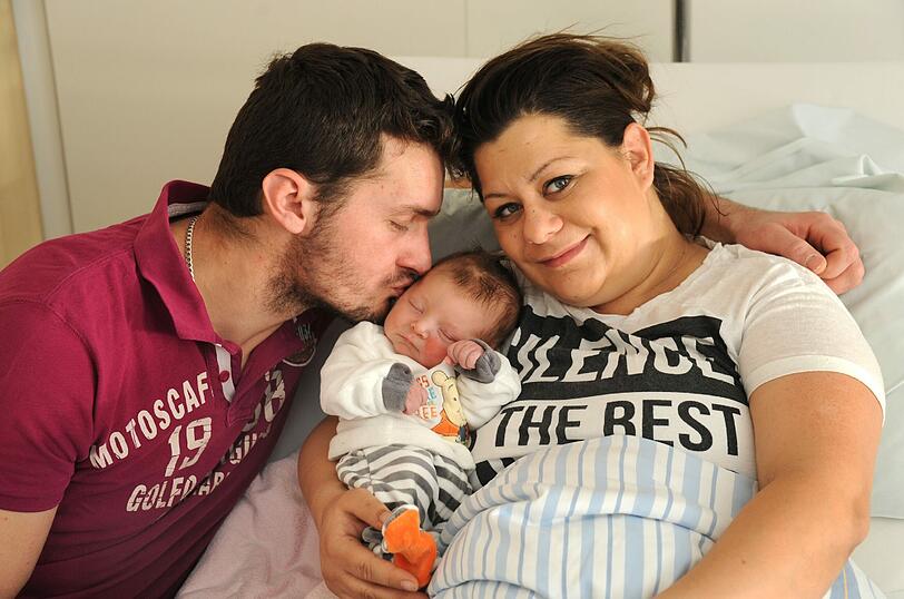 Neujahrsbaby Mihael Pavic mit Papa Zvonimir und Mama Edina im Krankenhaus Neuperlach