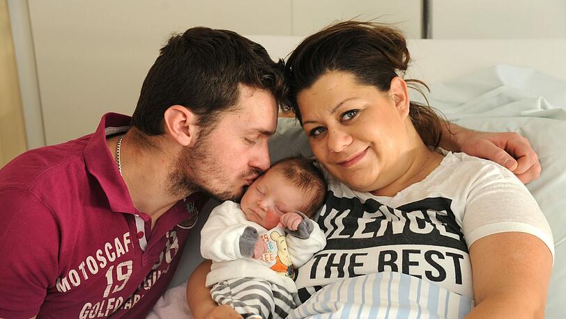 Neujahrsbaby Mihael Pavic mit Papa Zvonimir und Mama Edina im Krankenhaus Neuperlach Neujahrsbaby Mihael Pavic mit Papa Zvonimir und Mama Edina im Krankenhaus Neuperlach