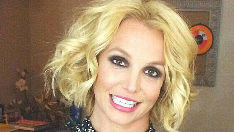 Britney Spears hält stolz den "Best of Las Vegas"-Award in die Kamera Britney Spears hält stolz den "Best of Las Vegas"-Award in die Kamera