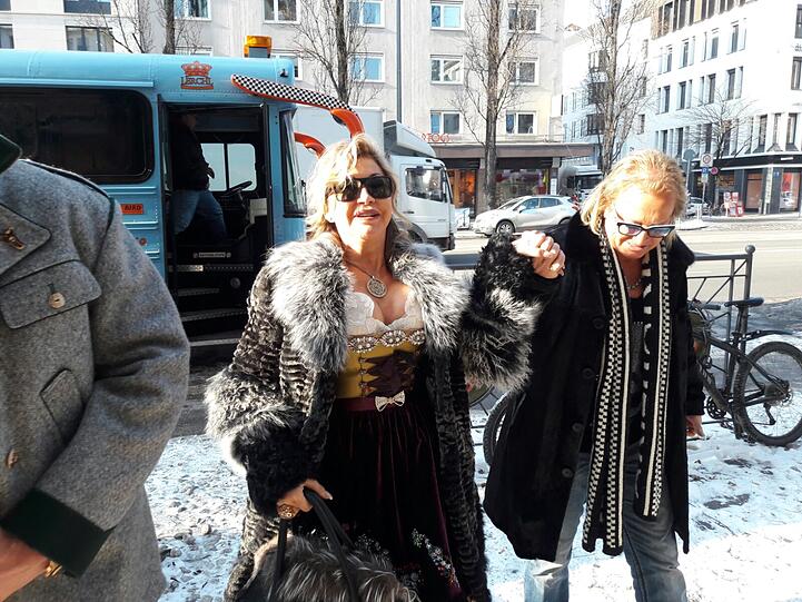 Robert führt seine Carmen ins Bachmaier-Lokal