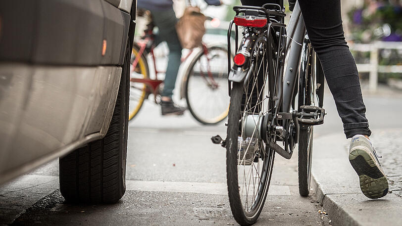 Vier oder zwei Räder? Motor oder Muskelkraft? Auto- oder Radlfahrer? Es sind zwei Philosophien, die scheinbar einfach unvereinbar sind.