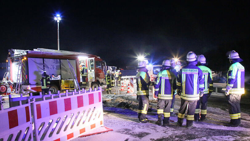 Bilder vom Bergungseinsatz auf der B12: Als der Lkw auf die A94 auffahren wollte, kippte er um.