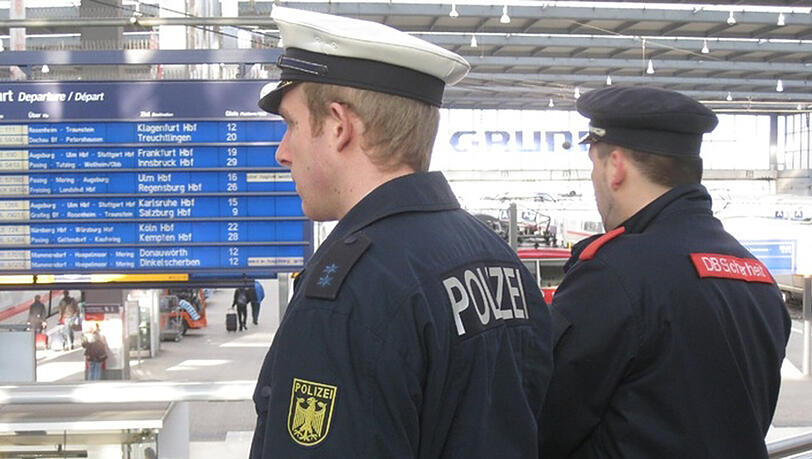 Eine gemeinsame Streife der Bundespolizei und der DB-Sicherheit am Hauptbahnhof. Eine gemeinsame Streife der Bundespolizei und der DB-Sicherheit am Hauptbahnhof.
