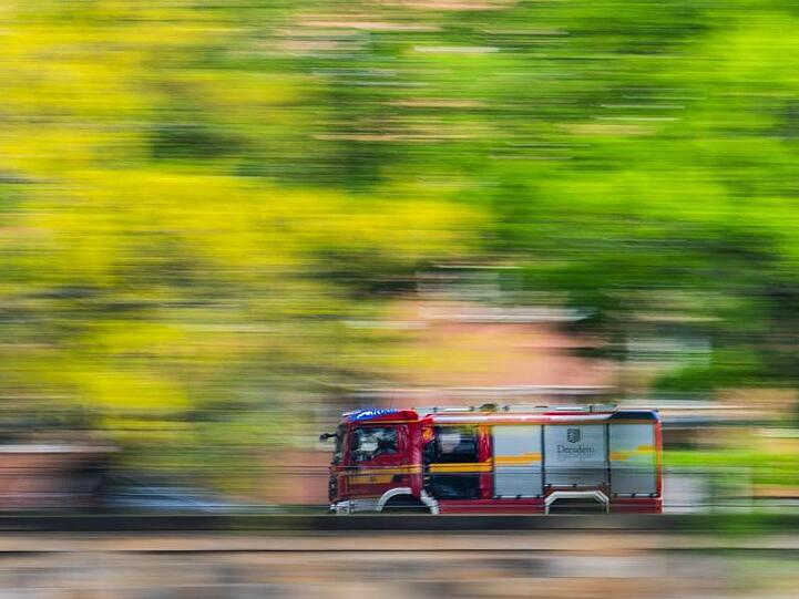 Ein Löschfahrzeug der Feuerwehr fährt zu einem Einsatz. Foto: Robert Michael/dpa-Zentralbild/dpa/Archiv/Symbolbild