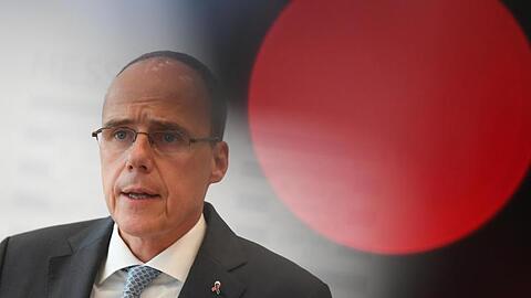 Hessens Innenminister Peter Beuth spricht in Wiesbaden.