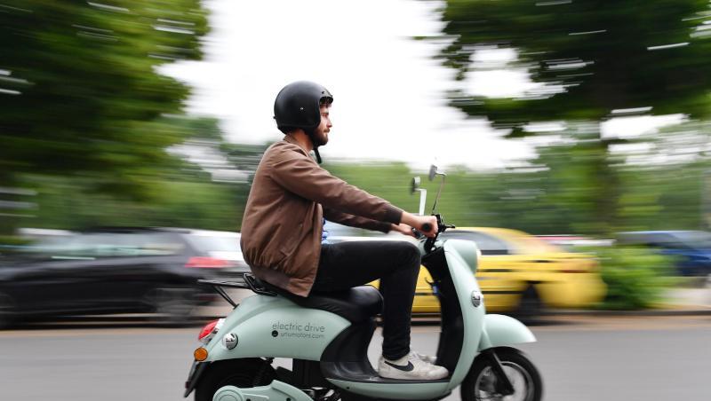 Ein junger Mann fährt auf einem Elektroroller des Mobilitäts-Start-up Unu. Ein junger Mann fährt auf einem Elektroroller des Mobilitäts-Start-up Unu.