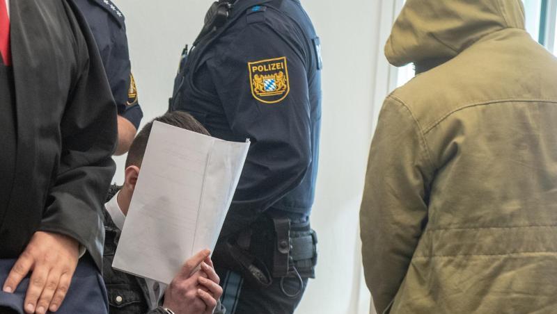 Zwei von vier Angeklagten sitzen in dem Verhandlungssaal des Amberger Amtsgerichts. Zwei von vier Angeklagten sitzen in dem Verhandlungssaal des Amberger Amtsgerichts.