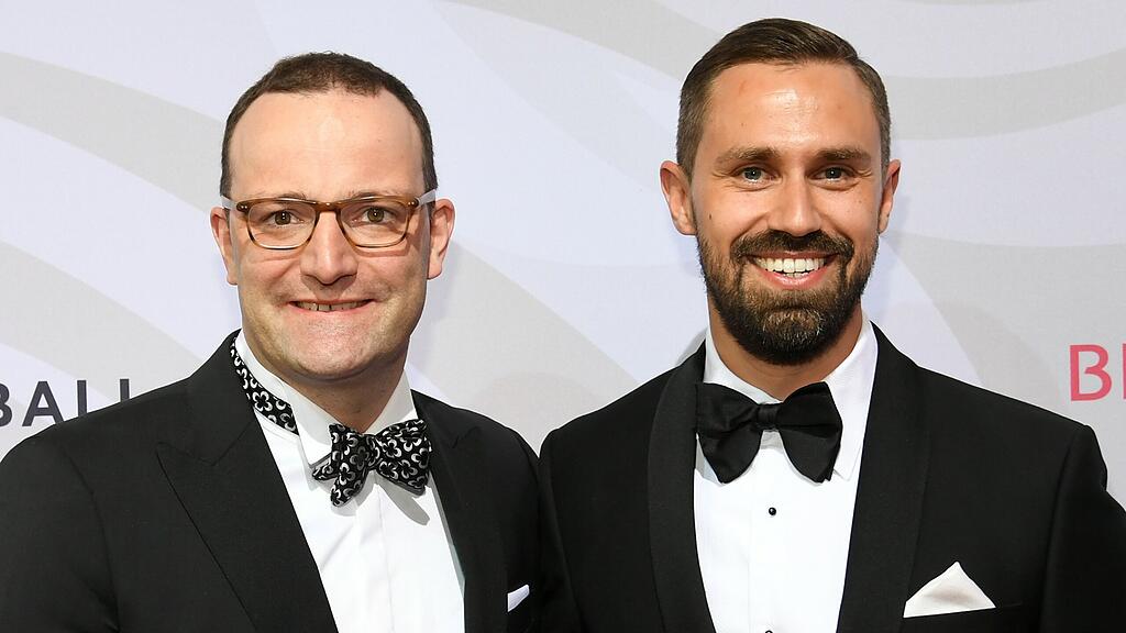 Jens Spahn Und Ehemann Daniel Funke Das Schwule Paar W nscht Sich Bald Jens Spahn Und Ehemann Daniel Funke Das Schwule Paar W nscht Sich Bald