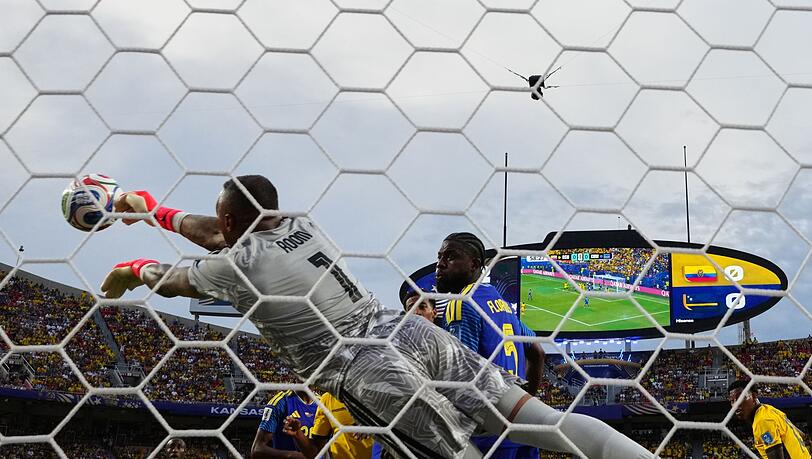 Was die Spieler von Ecuador auch versuchten, Eloy Room war immer zur Stelle. Was die Spieler von Ecuador auch versuchten, Eloy Room war immer zur Stelle.