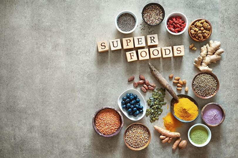 Superfoods gleichen Ernährungsfehler nicht aus. Acai, Matcha, Kurkuma, Avocado und Granatapfel sind zwar gesund, doch Junkfood bleibt ungesund. Wer sich überwiegend von Weißbrot, Pizza, Burgern und Ähnlichem ernährt und dazu oft Chips oder Schokolade isst, nimmt auch mit diesen Superfoods nicht leichter ab. Superfoods gleichen Ernährungsfehler nicht aus. Acai, Matcha, Kurkuma, Avocado und Granatapfel sind zwar gesund, doch Junkfood bleibt ungesund. Wer sich überwiegend von Weißbrot, Pizza, Burgern und Ähnlichem ernährt und dazu oft Chips oder Schokolade isst, nimmt auch mit diesen Superfoods nicht leichter ab.