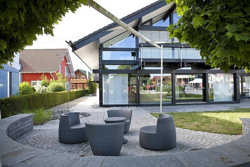 Modern und energiesparend wohnen - wie das geht, sehen die Besucher im Bauzentrum Poing in den Musterhäusern.