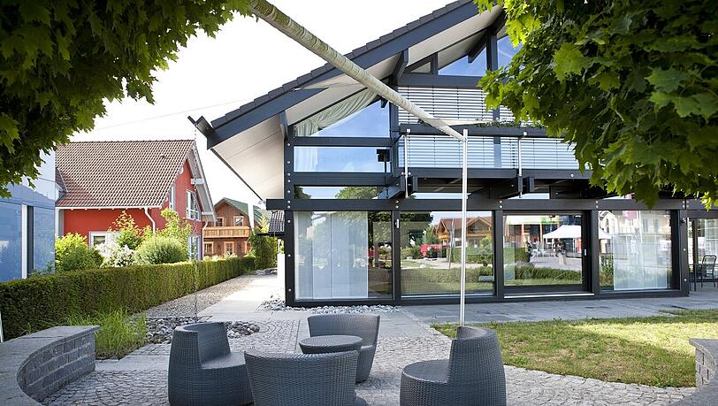 Modern und energiesparend wohnen - wie das geht, sehen die Besucher im Bauzentrum Poing in den Musterhäusern. Modern und energiesparend wohnen - wie das geht, sehen die Besucher im Bauzentrum Poing in den Musterhäusern.