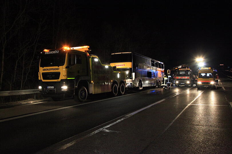 Ein Reisebus aus den Niederlanden steht auf der A8 in Richtung München in Flammen. Die Bilder vom Feuerwehreinsatz.