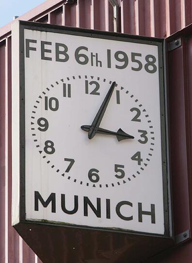 In Manchester stoppt die Uhr an der Osttribüne im Old Trafford immer zum Zeitpunkt des Flugzeugabsturz um an die verstorbenen des Unglücks zu Gedenken.