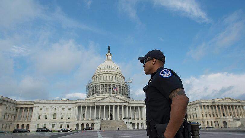 Sicherheitsmaßnahmen vor dem US-Kapitol. 44 Prozent der US-Amerikaner halten einen Terroranschlag in den kommenden Monaten für wahrscheinlich. Sicherheitsmaßnahmen vor dem US-Kapitol. 44 Prozent der US-Amerikaner halten einen Terroranschlag in den kommenden Monaten für wahrscheinlich.