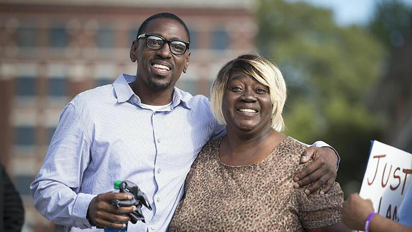 Nach 23 Jahren Gefängnis verlässt Lamonte McIntyre mit seiner Mutter Rosie McIntyre das Gerichtsgebäude in Kansas City als freier Mann.