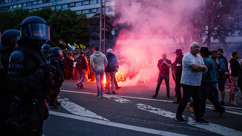 In Chemnitz kam es auch am Montag zu Ausschreitungen und Zusammenstößen bei den Demonstrationen.