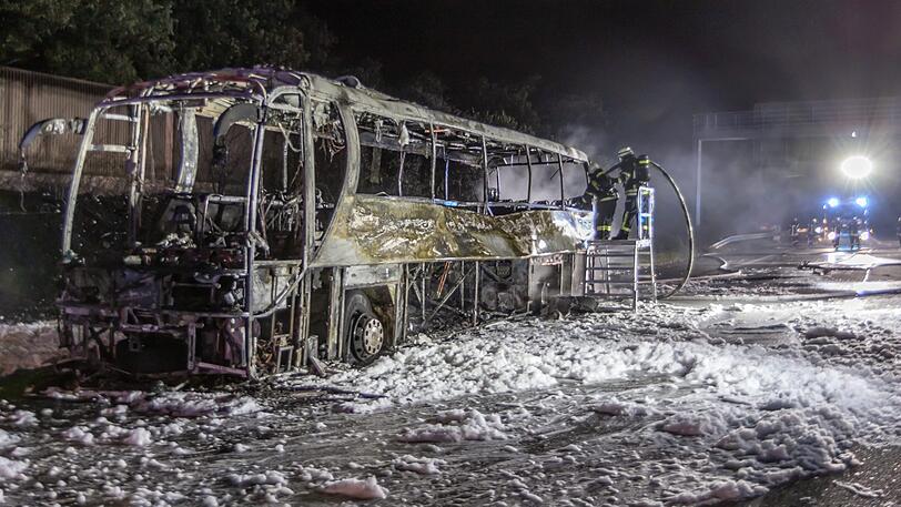 Völlig ausgebrannt: Das Wrack des Reisebusses auf der A8 bei Pforzheim.