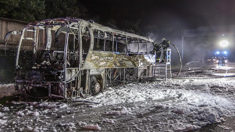 Völlig ausgebrannt: Das Wrack des Reisebusses auf der A8 bei Pforzheim. Völlig ausgebrannt: Das Wrack des Reisebusses auf der A8 bei Pforzheim.