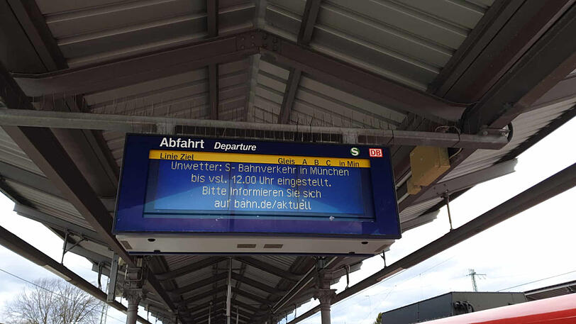 Am Montagvormittag ging gar nichts bei der S-Bahn. Zunächst wurde der Verkehr bis 10 Uhr eingestellt, anschließend verlängerte die Bahn ihre Prognose auf 12 Uhr.