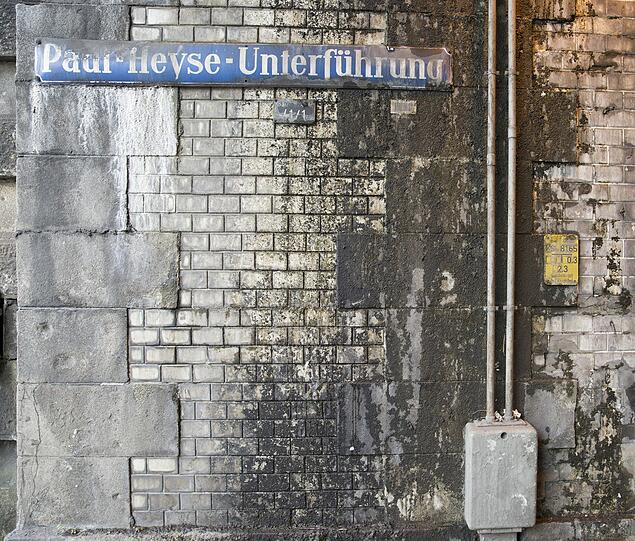 Taubendreck, Abgase und abgeplatzter Putz: Wer zu Fuß durch die Paul-Heyse-Unterführung muss, dem kann Angst und Bange werden. . .