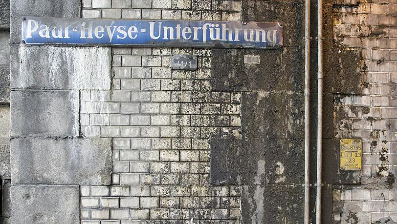 Taubendreck, Abgase und abgeplatzter Putz: Wer zu Fuß durch die Paul-Heyse-Unterführung muss, dem kann Angst und Bange werden. . . Taubendreck, Abgase und abgeplatzter Putz: Wer zu Fuß durch die Paul-Heyse-Unterführung muss, dem kann Angst und Bange werden. . .