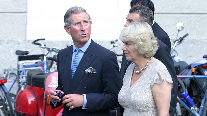 1993 wurde ein skandalöses Telefonat zwischen Prinz Charles und seiner damaligen Geliebten Camilla öffentlich. Darin soll der Sohn der Queen gesagt haben, er wäre gerne Camillas Tampon. Obwohl diese Aussage des Prinzen ironisch gewesen sein soll, sorgte sie im gesamten Königreich für Spott und Häme.