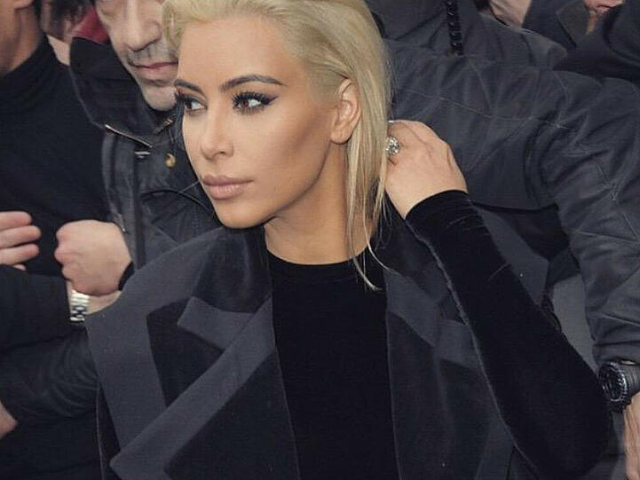 Kim Kardashian als Blondine auf der Pariser Fashion Week