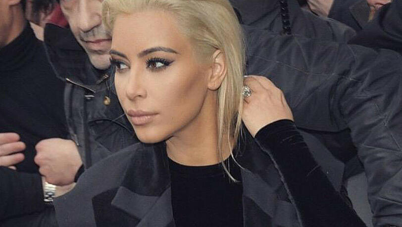 Kim Kardashian als Blondine auf der Pariser Fashion Week Kim Kardashian als Blondine auf der Pariser Fashion Week