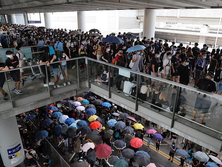 Prodemokratische Demonstranten versammeln sich vor dem Flughafen von Hongkong.