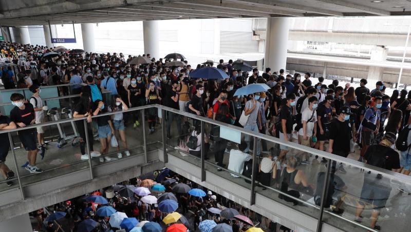 Prodemokratische Demonstranten versammeln sich vor dem Flughafen von Hongkong. Prodemokratische Demonstranten versammeln sich vor dem Flughafen von Hongkong.