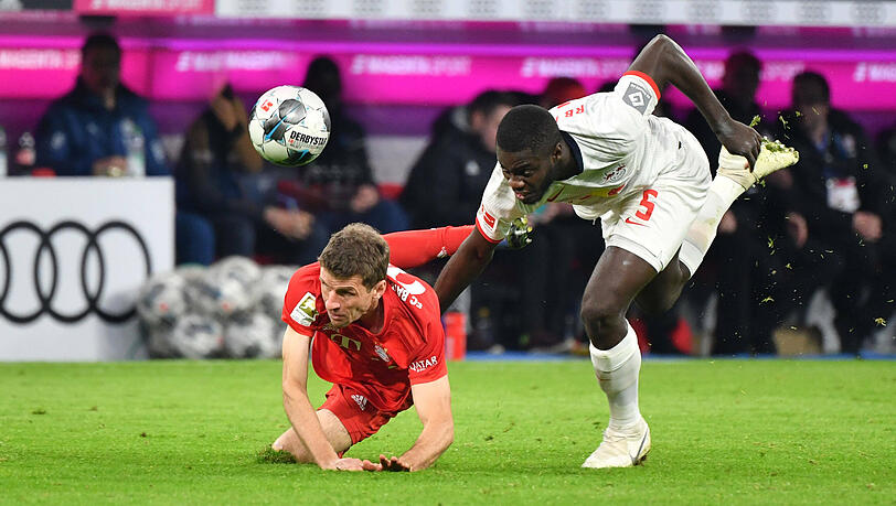 Bald Teamkollegen? Leipzigs Dayot Upamecano im Duell mit Thomas Müller (l.) vom FC Bayern.