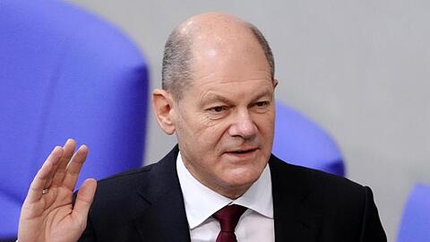Kanzler Olaf Scholz legt den Amtseid ab. Er verzichtet auf die Formel "So wahr mir Gott helfe".
