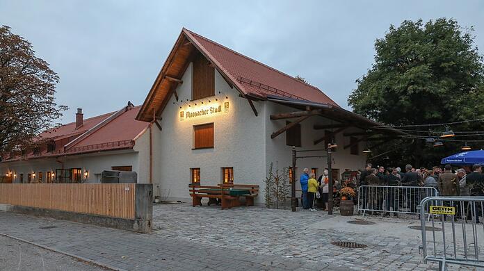 Wenn das Wetter passt, kann man sich auch draußen hinsetzen und die typisch bayerischen Schmankerl genießen.